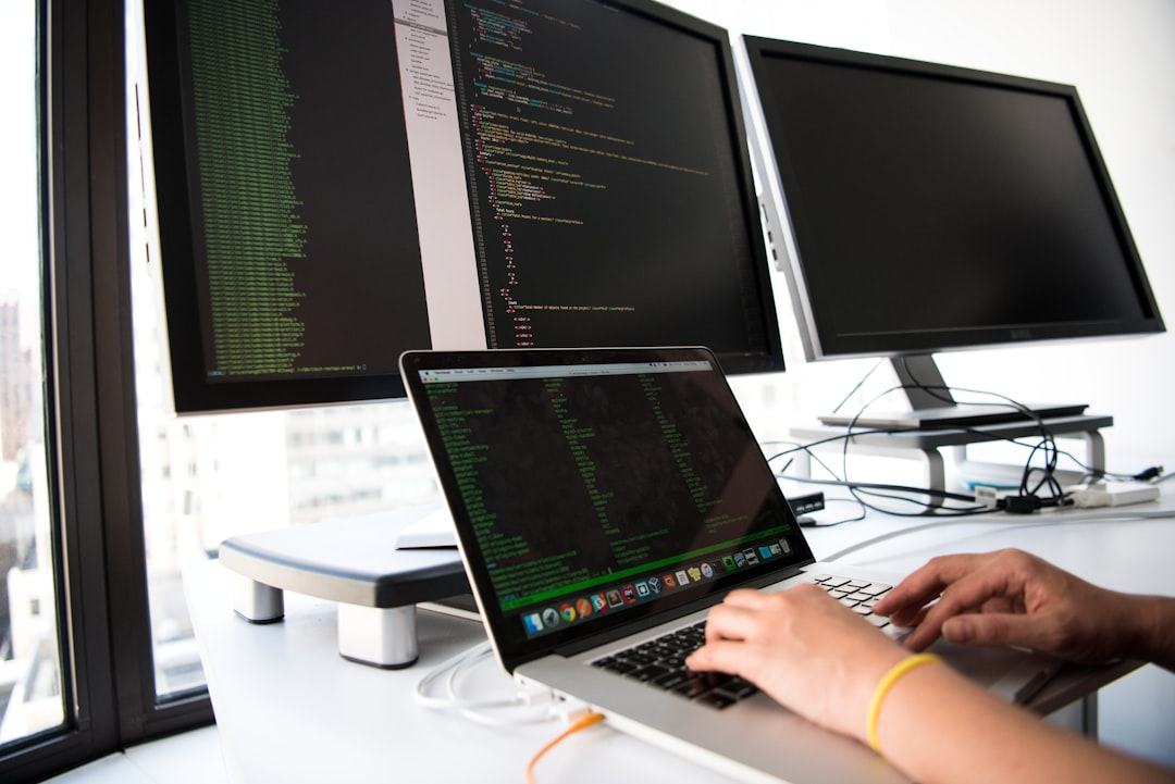 Teammitglieder arbeiten konzentriert an Laptops in einem modernen Büro